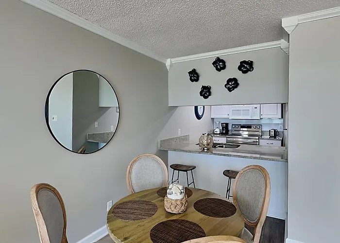 Edgewater Leeward 605